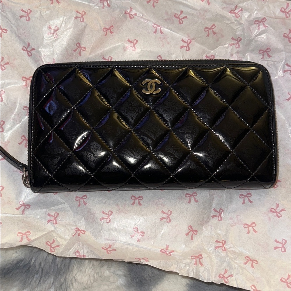 CHANEL Black and Gold Zip Around Quilted Patent Wallet โค๏ธ